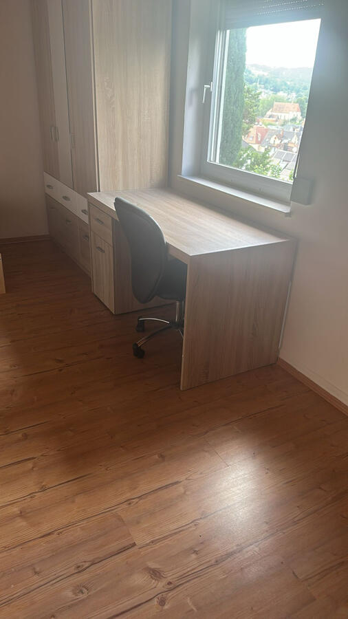 Schöner Ausblick aus dem Fenster, hervorragendes Tageslicht, Schreibtisch in voller Größe und ergonomischer Stuhl.